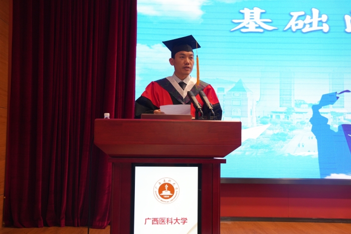 谭国鹤书记宣读优秀毕业生名单.JPG